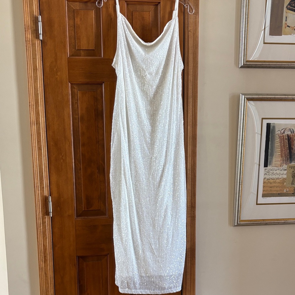 Elegant White Sleeveless Dress